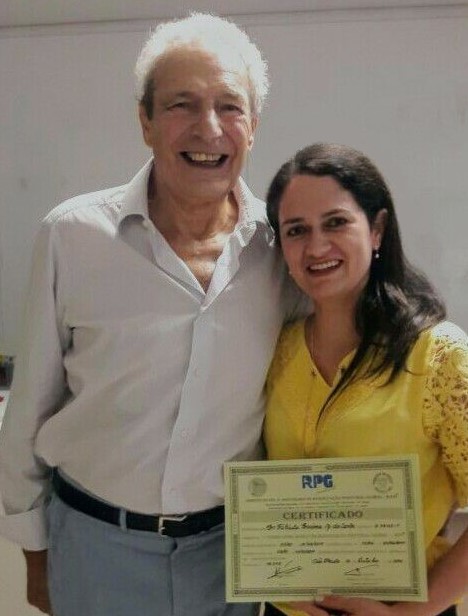 Dr. Phillipe Souchard entrega o diploma para Dra. Fabíula Barbosa